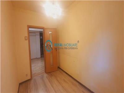 Royal Imobiliare - Vanzare apartament 3 camere, zona Castor