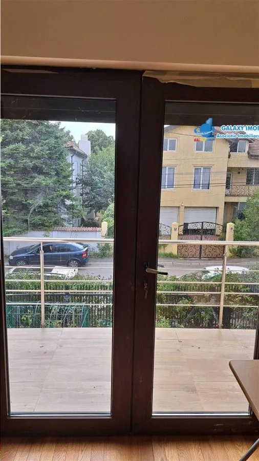 Vila foarte frumoasa langa  PALATUL si LACUL MOGOSOAIA - foto 18