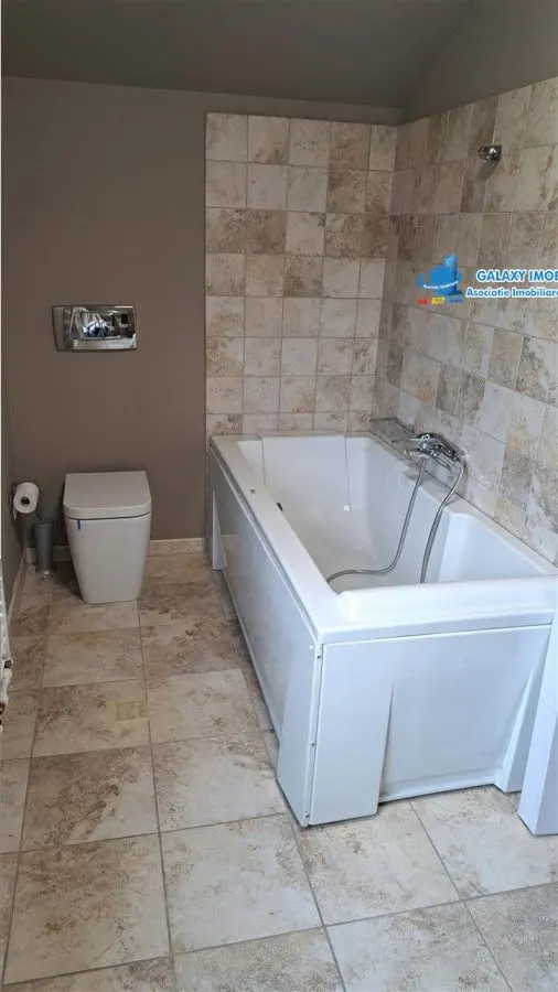 Vila foarte frumoasa langa  PALATUL si LACUL MOGOSOAIA - foto 23