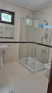 Vila foarte frumoasa langa  PALATUL si LACUL MOGOSOAIA - foto 24