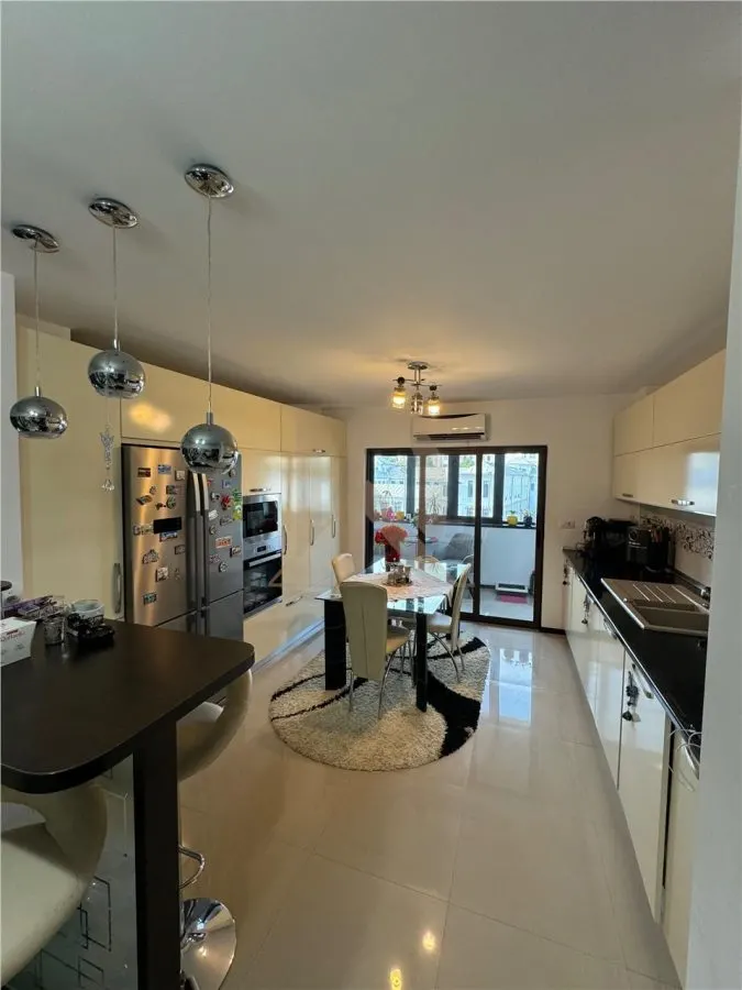 Copou - Casa Armatei , 4 camere , 108 mp , Garaj+Boxa in proprietate! - foto 4