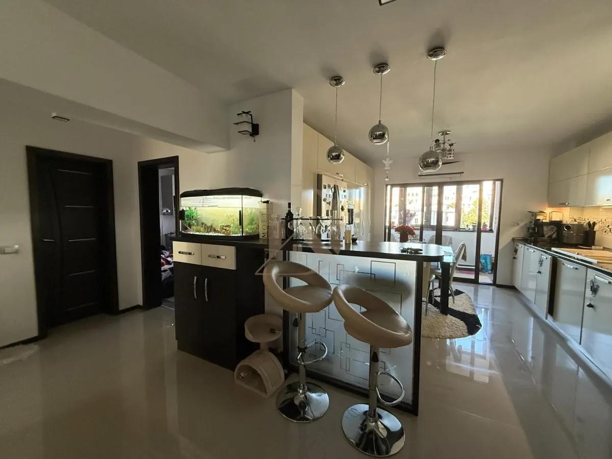 Copou - Casa Armatei , 4 camere , 108 mp , Garaj+Boxa in proprietate! - foto 10