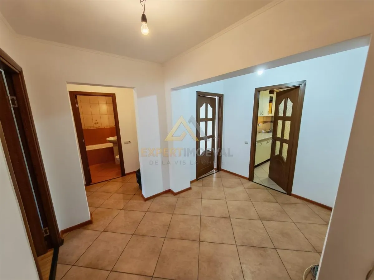 Apartament 3 camere decomandat 70 mp utili si garaj mare sub bloc - foto 2