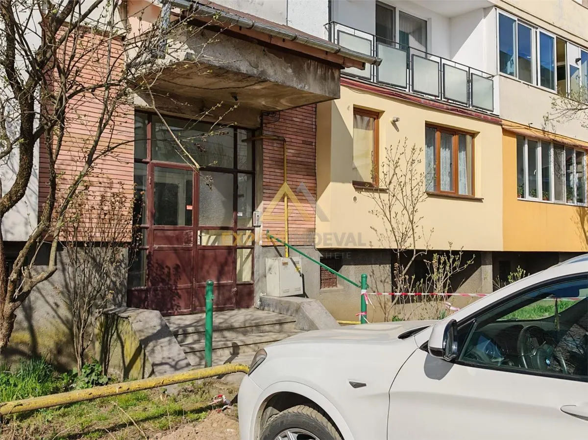 Apartament 3 camere decomandat 70 mp utili si garaj mare sub bloc - foto 12