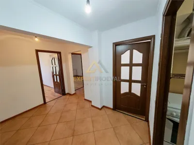 Apartament 3 camere decomandat 70 mp utili si garaj mare sub bloc - foto 6
