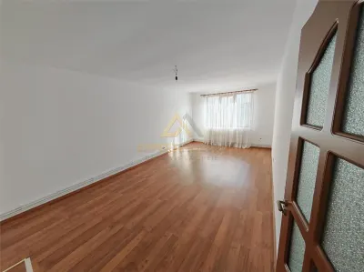 Apartament 3 camere decomandat 70 mp utili si garaj mare sub bloc - foto 7