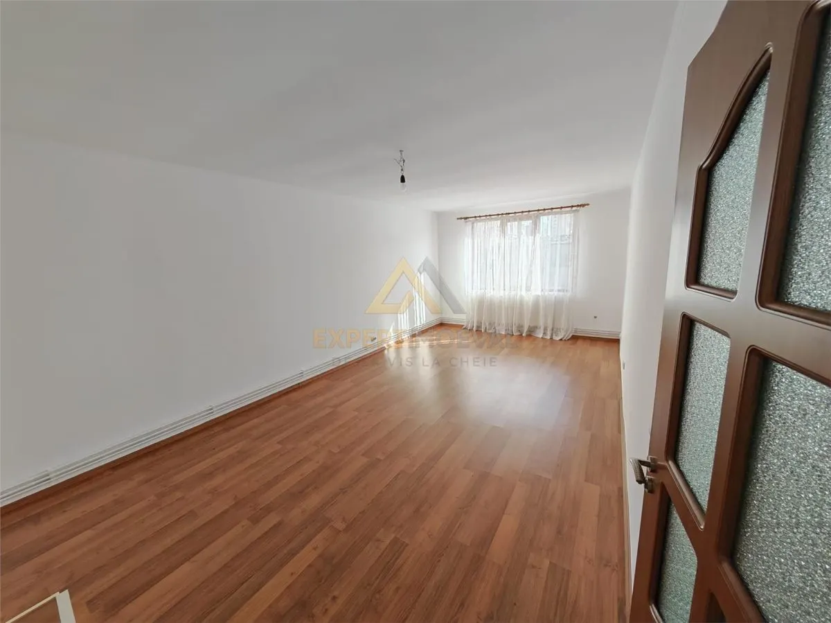 Apartament 3 camere decomandat 70 mp utili si garaj mare sub bloc - foto 7