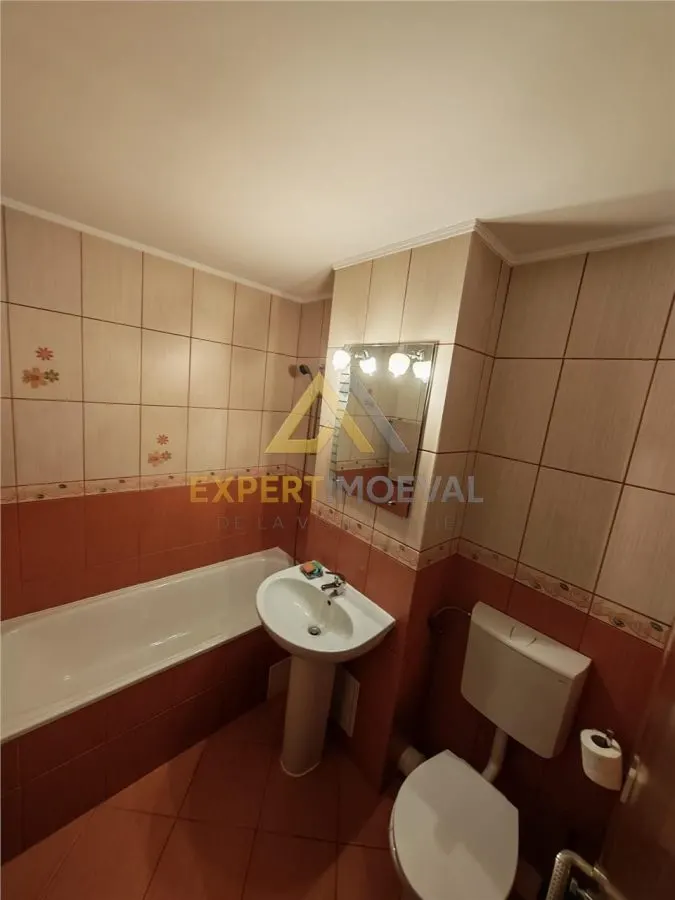 Apartament 3 camere decomandat 70 mp utili si garaj mare sub bloc - foto 8