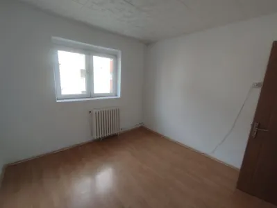 Apartament 3 camere, 72 mp, etaj 3, Aleea Heniu, 88.000 euro - Bistrita