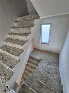Casa individuala cu 6 camere  la intrare in Dezmir. - foto 24