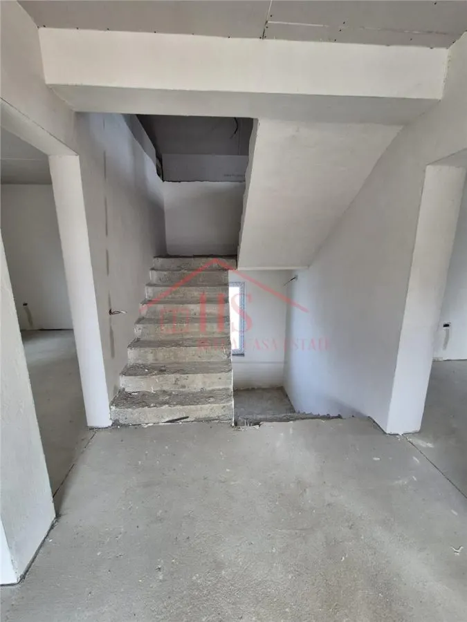 Casa individuala cu 6 camere  la intrare in Dezmir. - foto 25