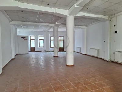Spatiu comercial 350mp, P+1+M in centrul orasului ! - foto 4