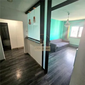 Apartament 4 camere dacia. 1000 E m2 - Iasi