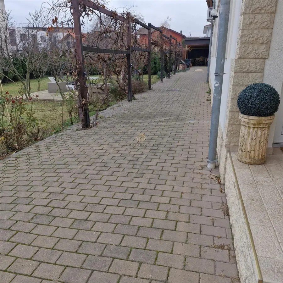 Casa spatioasa de vanzare - foto 11
