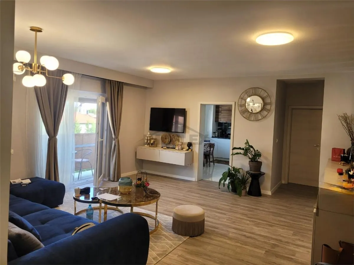 Apartament cu 4 camere utilat și mobilat premium de vânzare - foto 2