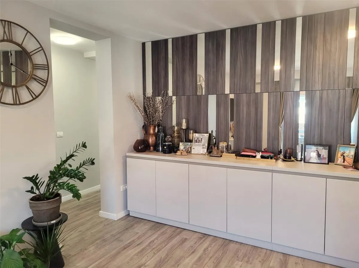 Apartament cu 4 camere utilat și mobilat premium de vânzare - foto 3