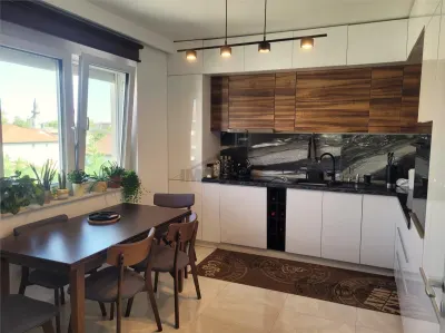 Apartament cu 4 camere utilat și mobilat premium de vânzare - foto 4