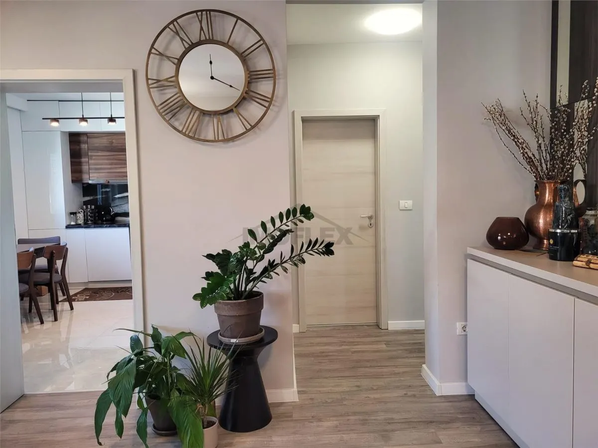 Apartament cu 4 camere utilat și mobilat premium de vânzare - foto 5