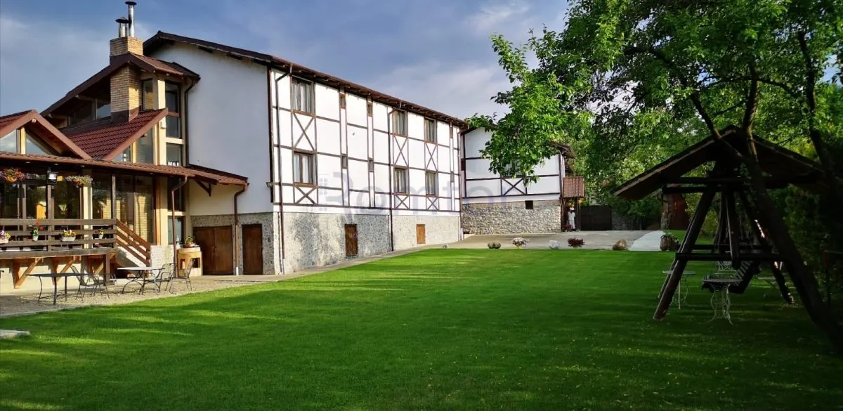 Vila/Pensiune cu 12 camere teren de 2.000 mp de vanzare in Campulung Muscel Arges - foto 1
