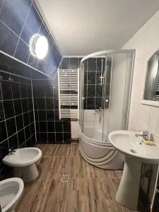 3 CAMERE CENTRUL ISTORIC , BISERICA NEAGRA - foto 3