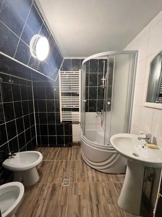 3 CAMERE CENTRUL ISTORIC , BISERICA NEAGRA - foto 3