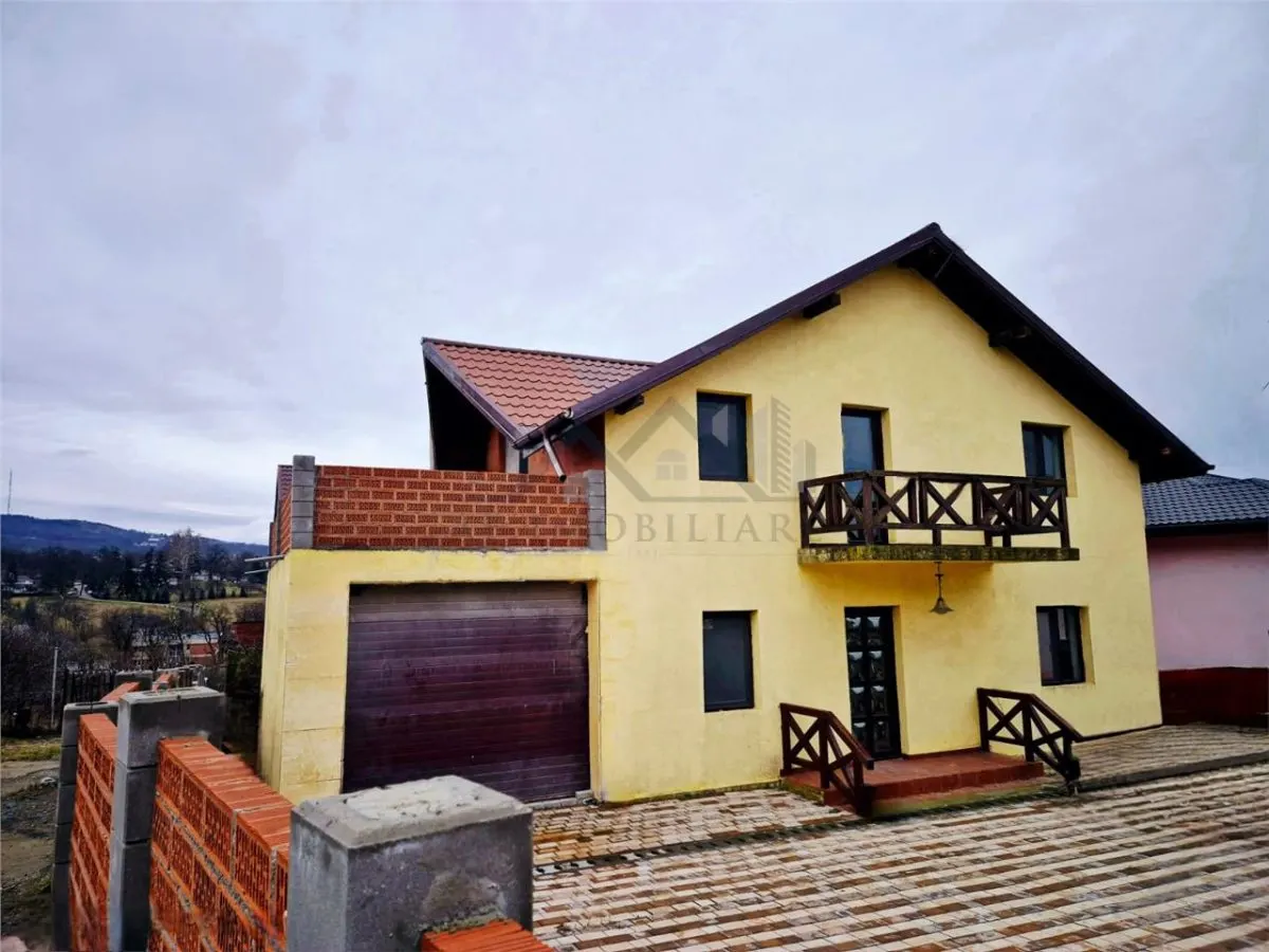 Casa de vanzare individuala cu garaj in Bucium - foto 1