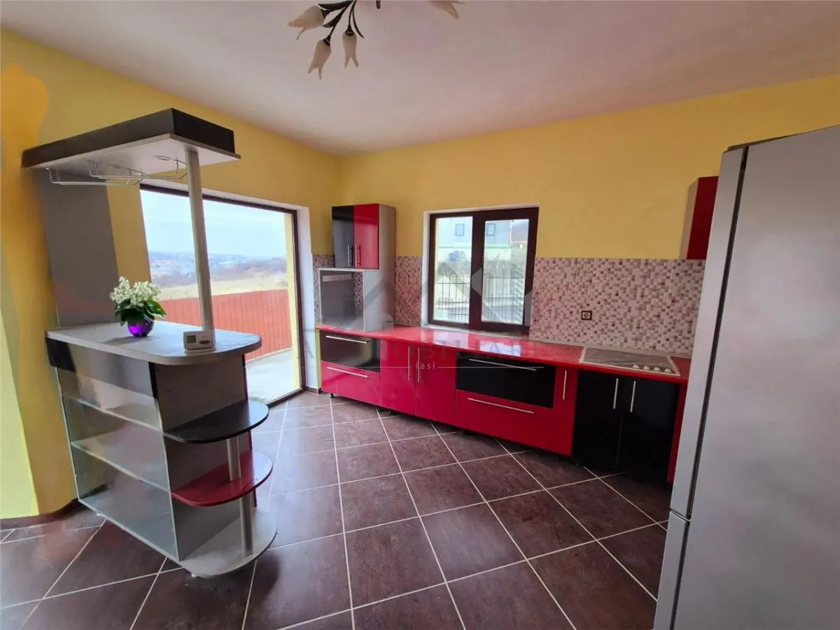 Casa de vanzare individuala cu garaj in Bucium - foto 3
