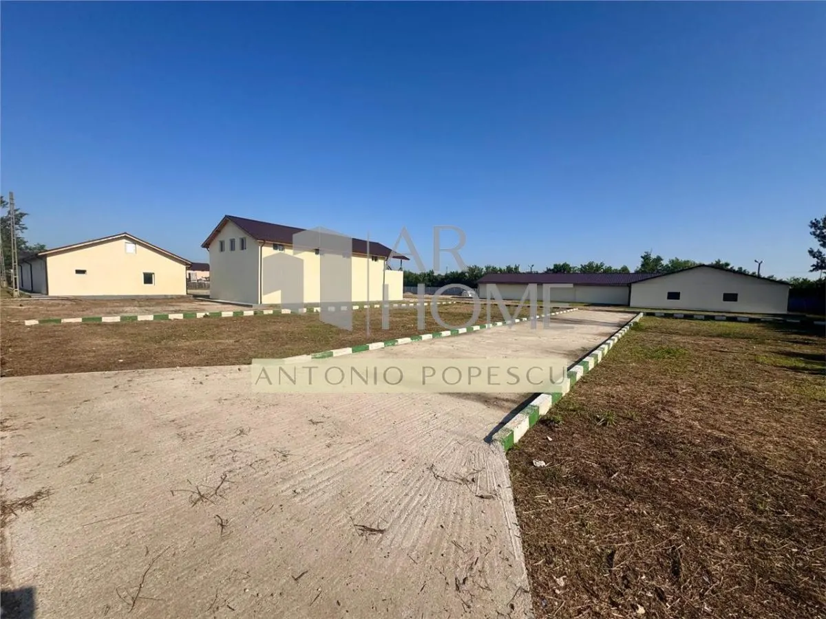 Ansamblu format din teren, platforma betonata si hale industriale, in Brazi, judetul Prahova. - foto 1
