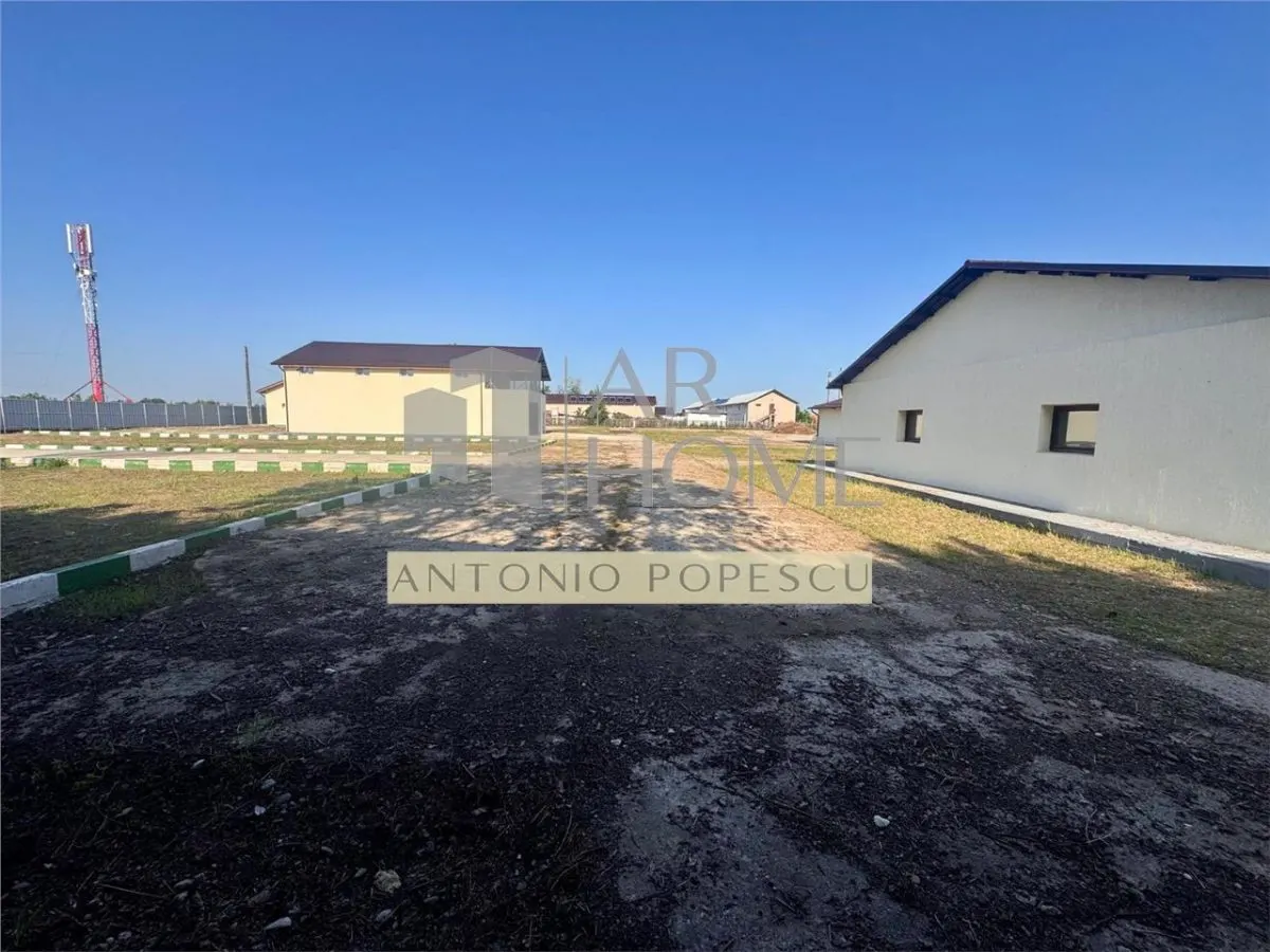 Ansamblu format din teren, platforma betonata si hale industriale, in Brazi, judetul Prahova. - foto 2