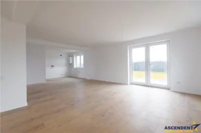 Vila in aliniament arhtectural luminos,  Sanpetru - foto 2