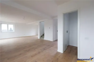 Vila in aliniament arhtectural luminos,  Sanpetru - foto 11