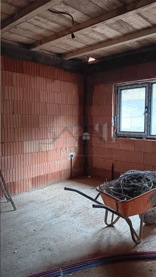LA CHEIE! Visan Barnova CASA parter 100mp TEREN 400mp toate utilitatile - foto 9