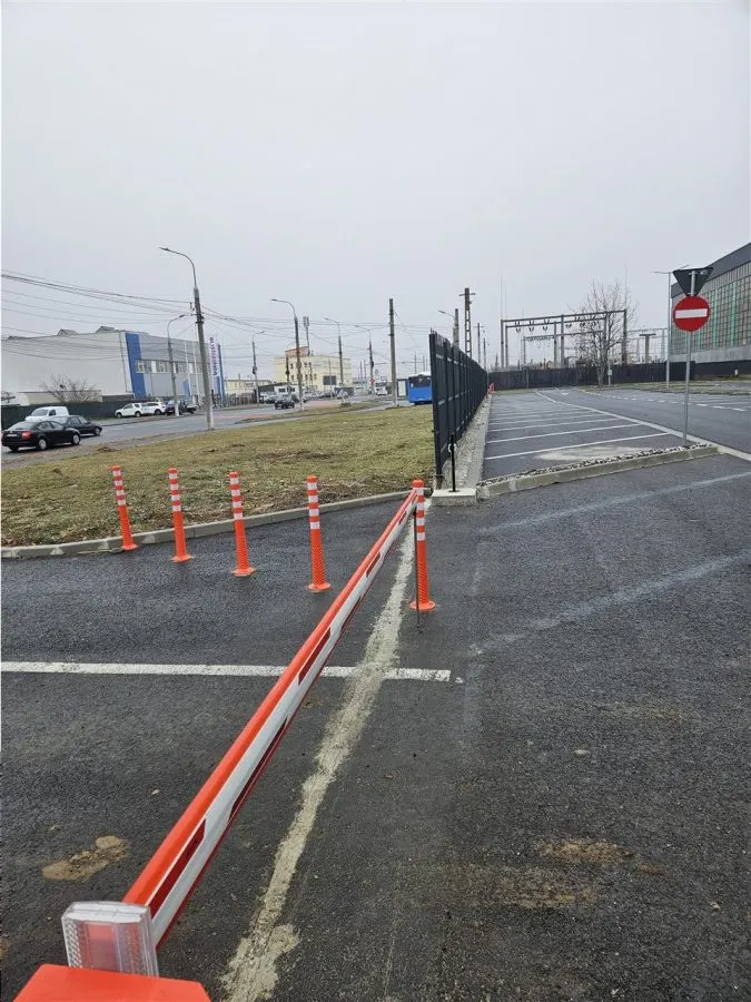 Parcare de Inchiriat 2000 mp - Platforma cu expunere la trafic auto - foto 1