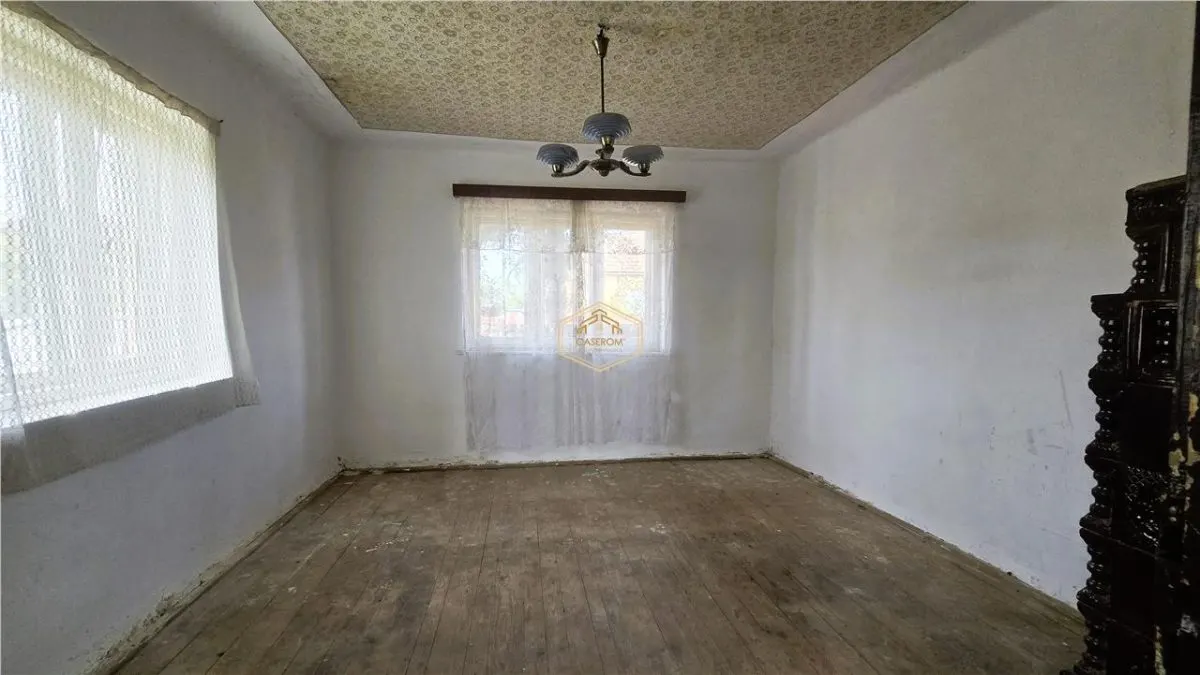 Casa cu teren intravilan de 2.211 mp | Centru, comuna Apa - foto 12