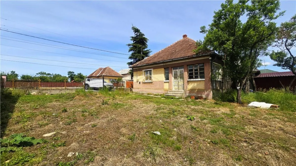 Casa cu teren intravilan de 2.211 mp | Centru, comuna Apa - foto 10