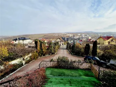Casa de inchiriat cu priveliste frumoasa - foto 18