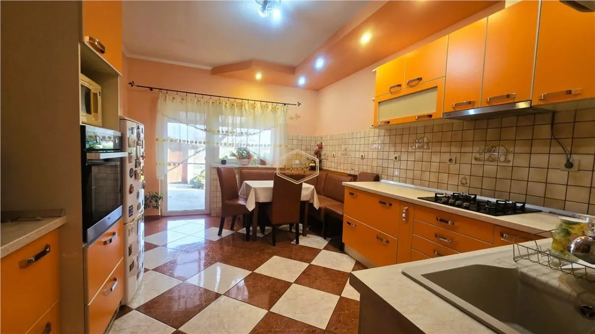 VIDEO | Aproape de oras: Casa cu 3 dormitoare, curte frumoasa si terasa cu gratar - foto 13