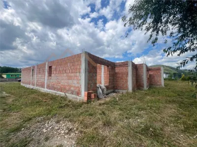 Casa la rosu  pe un nivel cu 8 ari de teren, in Tautii Magheraus - Tautii-Magheraus
