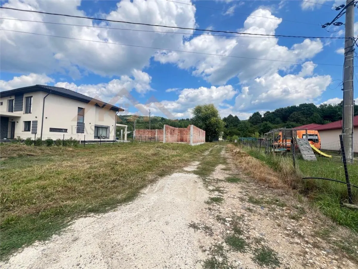 Casa la rosu  pe un nivel cu 8 ari de teren, in Tautii Magheraus - foto 2