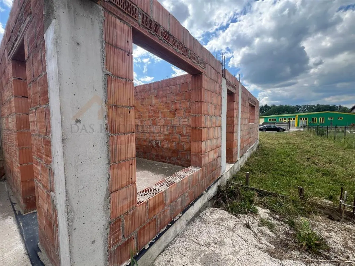 Casa la rosu  pe un nivel cu 8 ari de teren, in Tautii Magheraus - foto 10