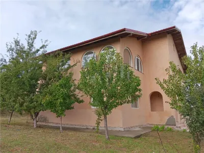 Tomesti  Vila P+E SU=236mp 5 dormitoare living doua bai garaj TEREN 1347mp amenajat - Chiperesti