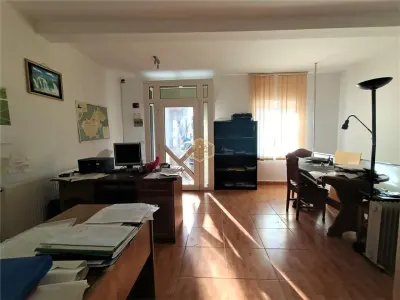 Casa compusă din  2 apartamente cu acces separat | zona semicentral? | B-dul Unirii | - foto 2