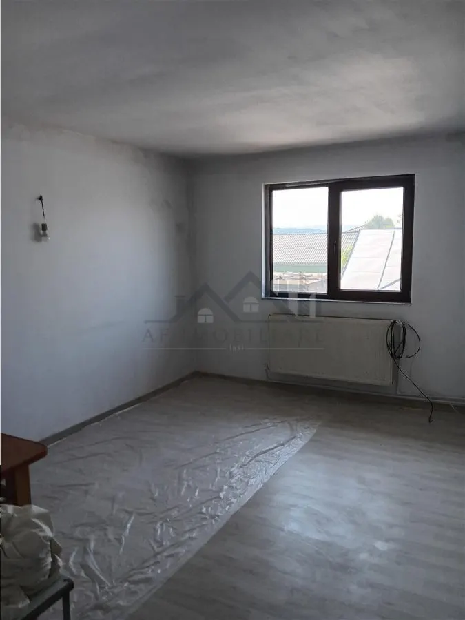Lunca Cetatui Vila P+ E su=193mp centura iasi pot locui doua familii - foto 14
