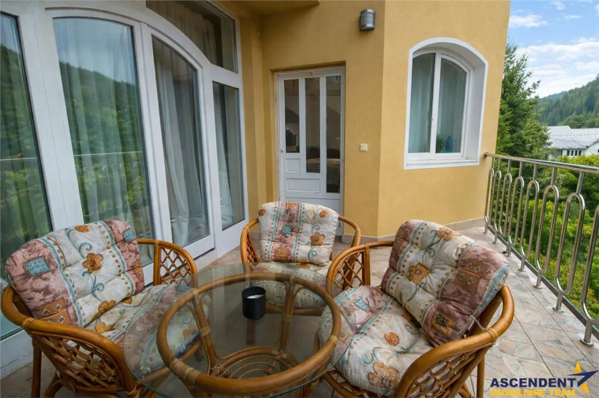 Resedinta cu atmosfera familiara,peisaj imersiv,amplasare premium,Zarnesti,Brasov - foto 2