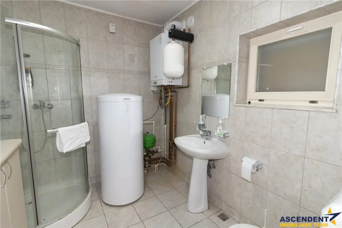 Resedinta cu atmosfera familiara,peisaj imersiv,amplasare premium,Zarnesti,Brasov - foto 20