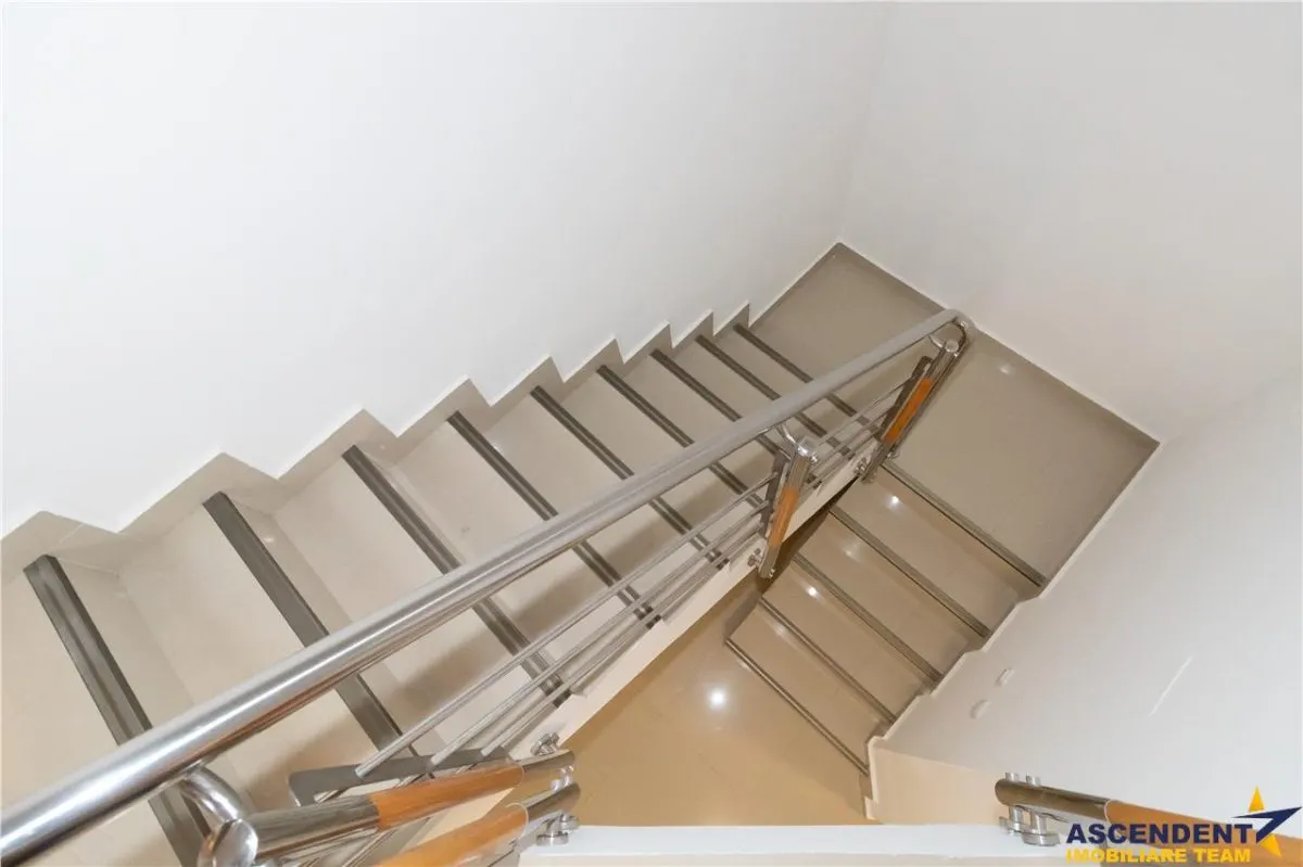 Resedinta cu atmosfera familiara,peisaj imersiv,amplasare premium,Zarnesti,Brasov - foto 21