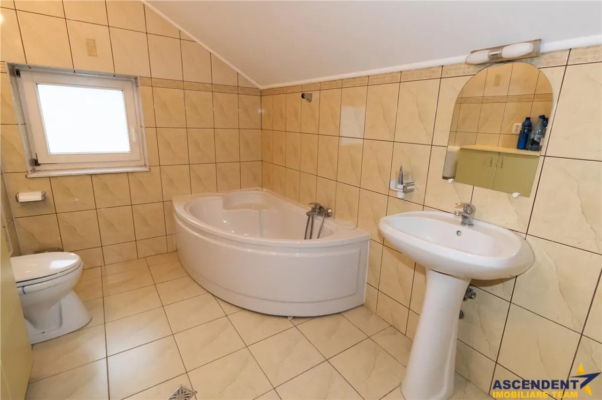 Resedinta cu atmosfera familiara,peisaj imersiv,amplasare premium,Zarnesti,Brasov - foto 24
