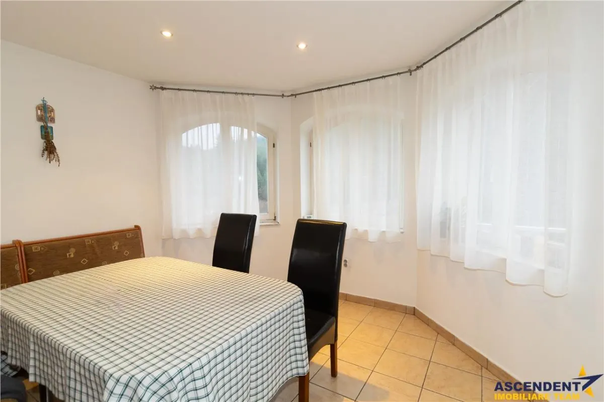 Resedinta cu atmosfera familiara,peisaj imersiv,amplasare premium,Zarnesti,Brasov - foto 5