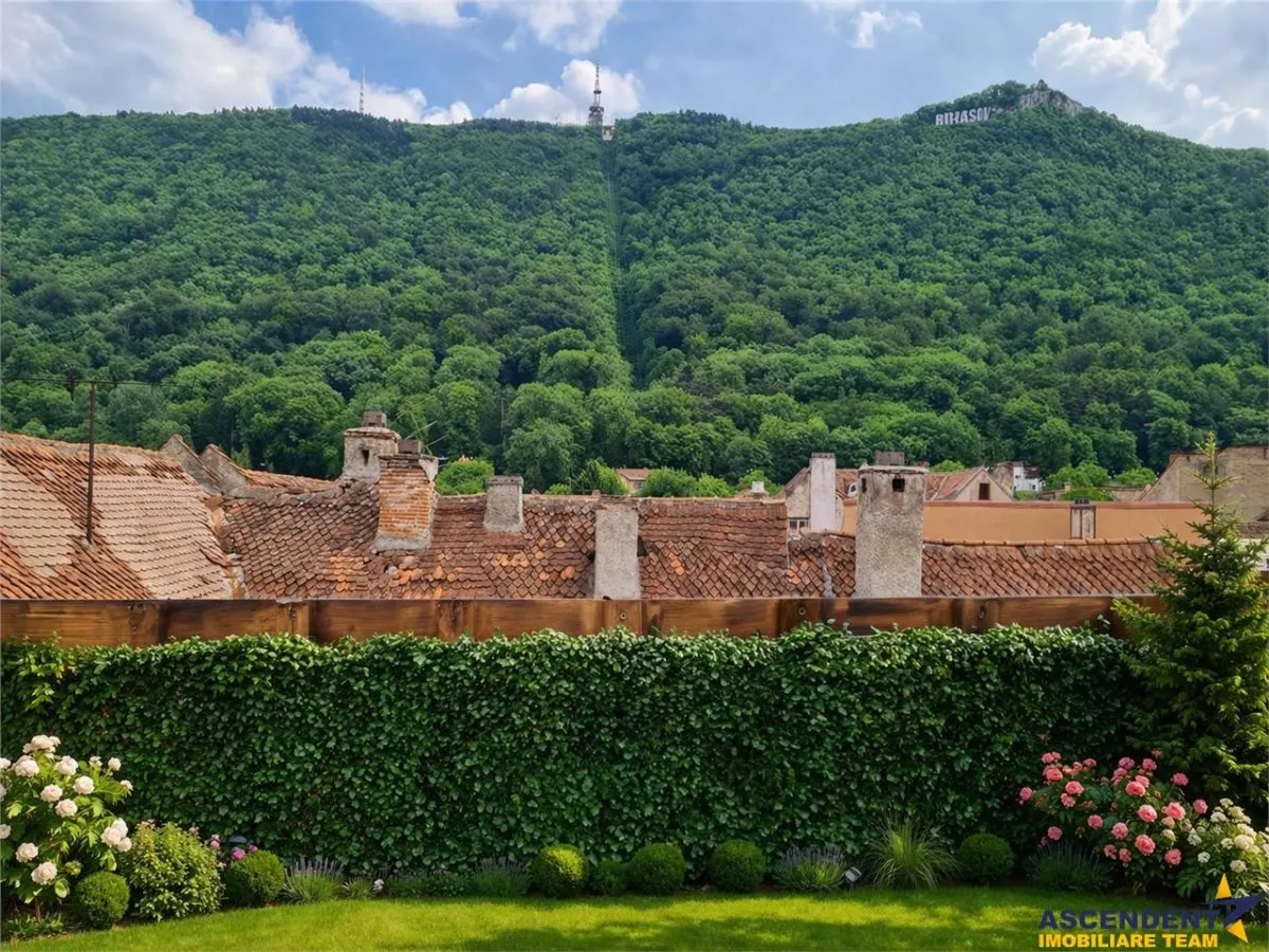 Proprietate cu terase, in ambientul Centrului Istoric .- . Piata Sfatului, Brasov, - foto 1