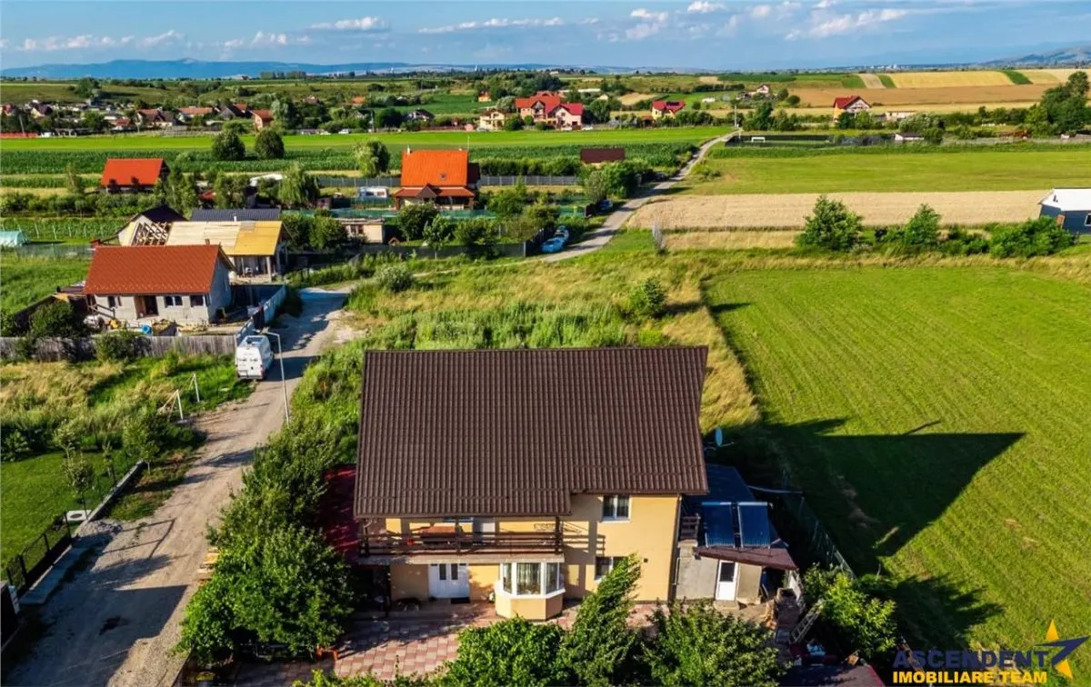 Casa mobilata, accesorizata, luminoasa, vedere munte, zona verde - foto 1